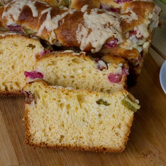 Rhubarb bun with crumble