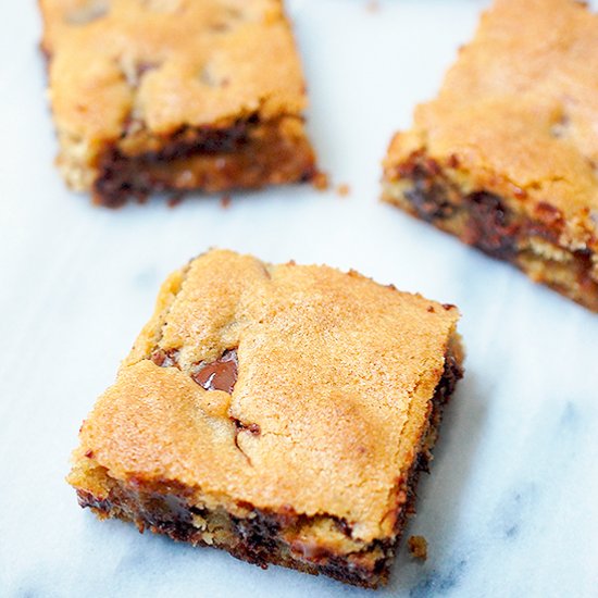 Caramel chocolate chip cookie bars