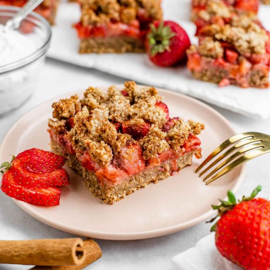 Simple Strawberry Crisp Bars!