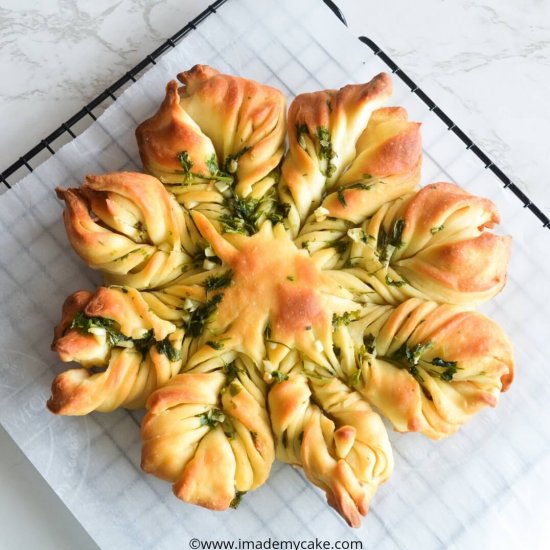 Coriander Garlic Star Bread