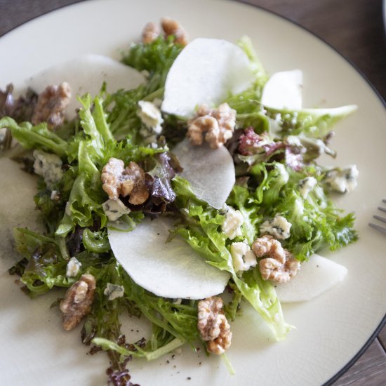 Pear and blue cheese salad