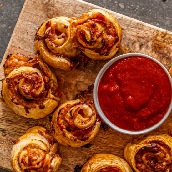 CHEESY PEPPERONI PIZZA PINWHEELS