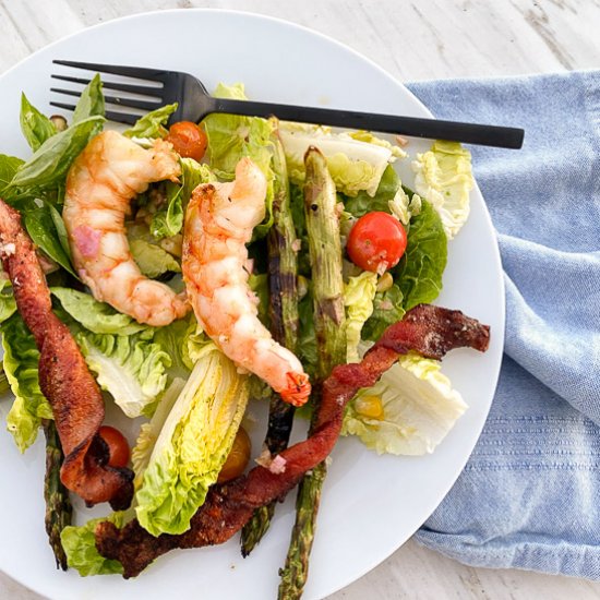 Grilled shrimp salad with bacon