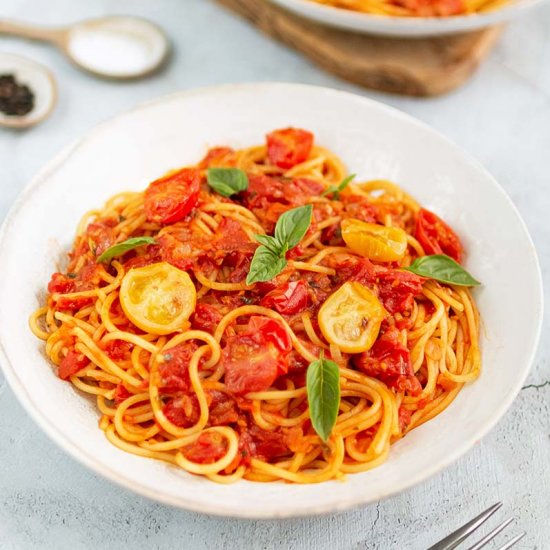 Classic tomato spaghetti with basil