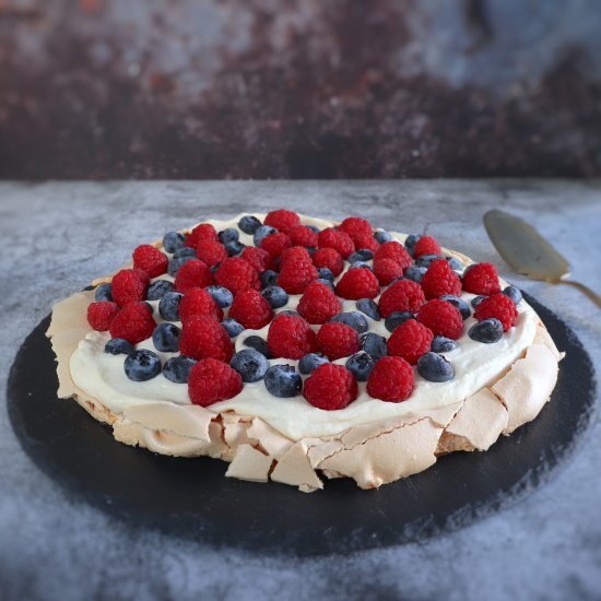 Berry pavlova