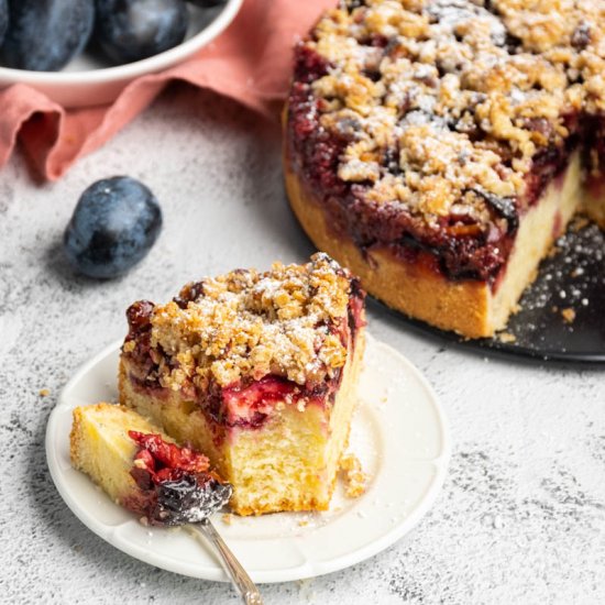 Easy plum cake with crumble