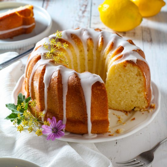 Super Simple Lemon Bundt Cake