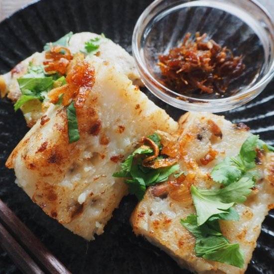 Radish cake (萝卜糕 / lor bak gou)