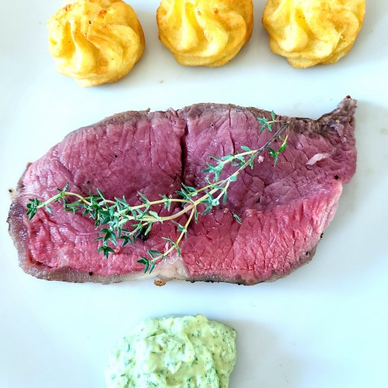 Simple Roastbeef w green Herb Sauce