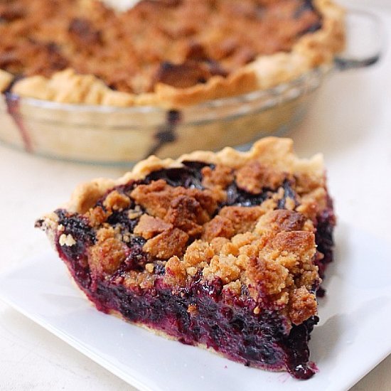 Blueberry crumb pie