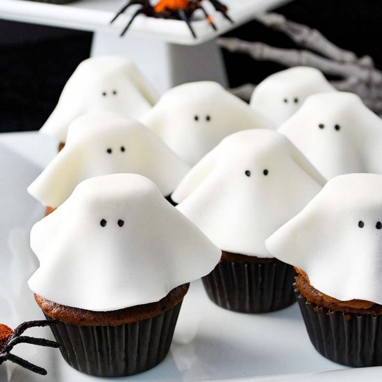 Easy Fondant Ghost Cupcakes