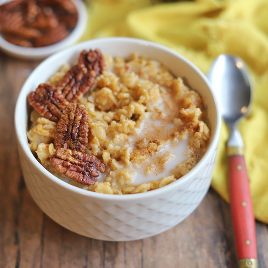 Pumpkin oatmeal with candied pecans