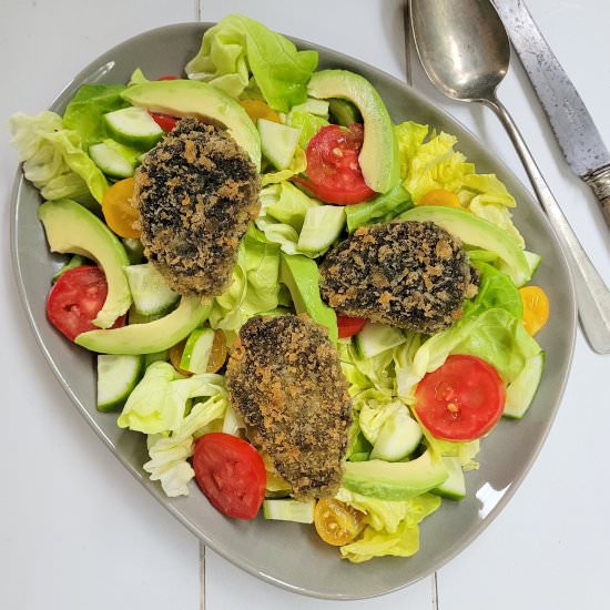 Salad with seaweed nuggets