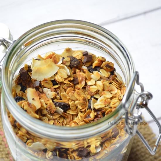 HOMEMADE GRANOLA