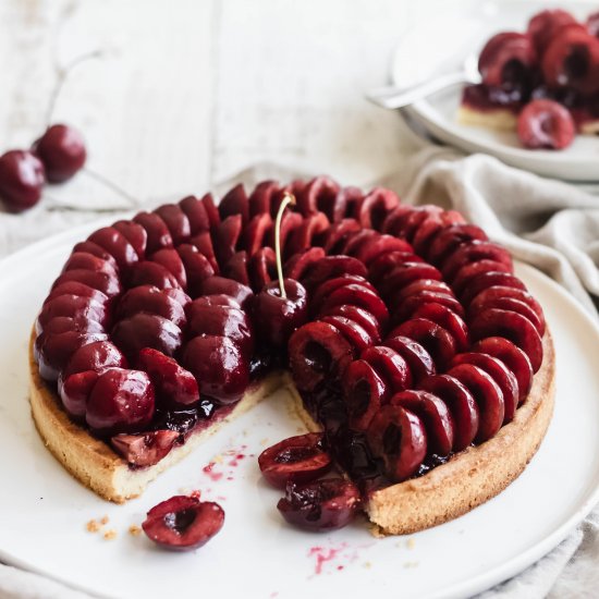 Cherry Tart with fresh cherries