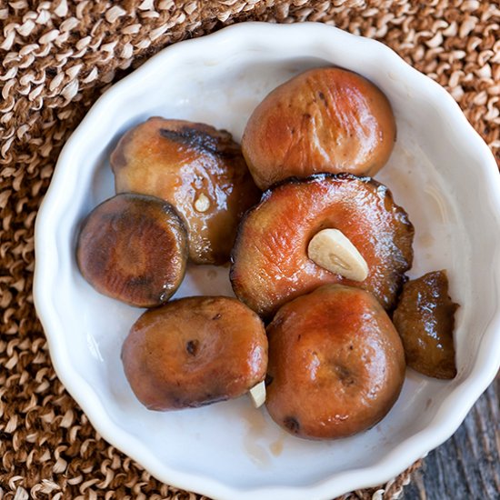 Milk-cup red mushrooms in the oven