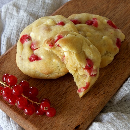 Redcurrant & white chocolate cookie