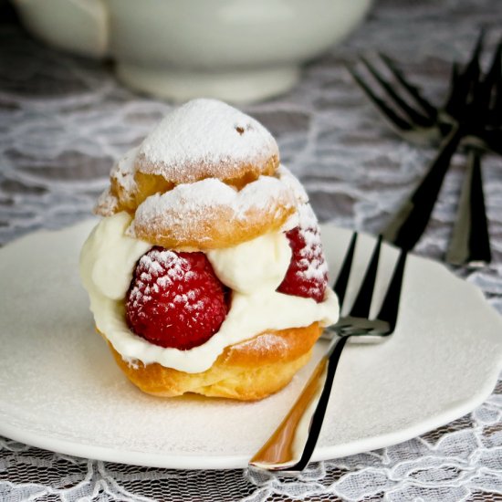 Cream puffs with raspberries