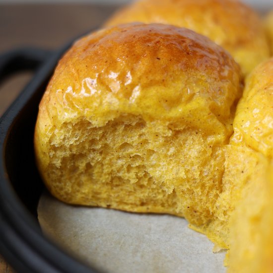 Pumpkin Oat Dinner Rolls