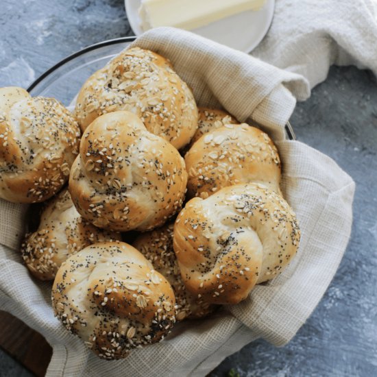 Knotted Challah Rolls