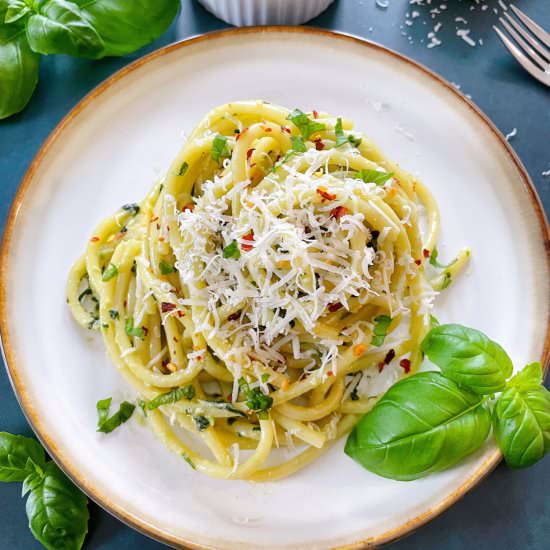 Easy Creamy Pesto Pasta