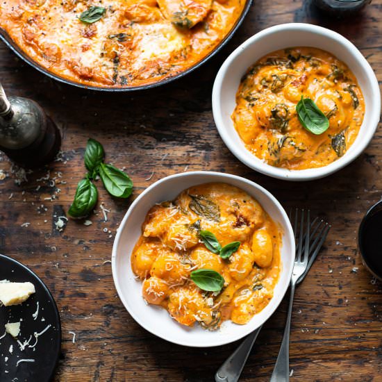 Cheesy baked gnocchi with tomato