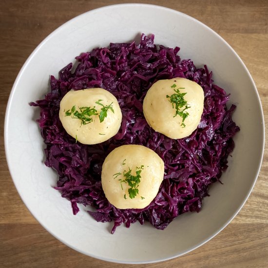 Red Cabbage with Apples and Potato