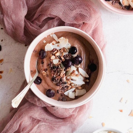 Chocolate smoothie bowl