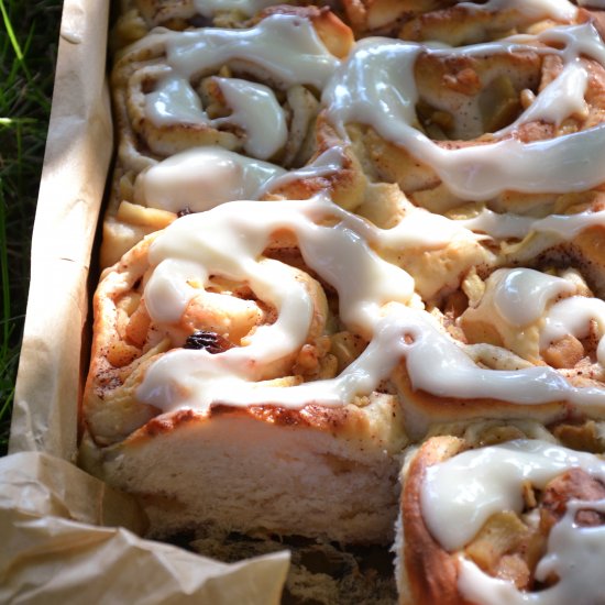 Apple cinnamon rolls with walnuts