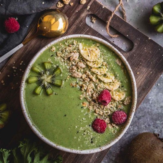 Kale and Kiwi Green Smoothie Bowl