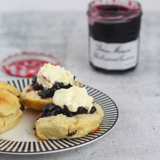 Fruit scones with clotted cream