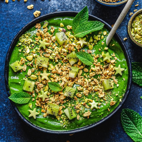 Vegan green smoothie bowl