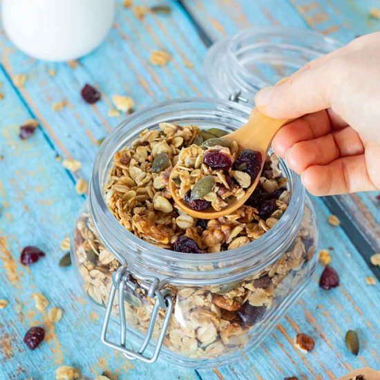 How to Make Homemade Granola (Easy)