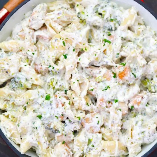 One Pot Chicken and Broccoli Pasta