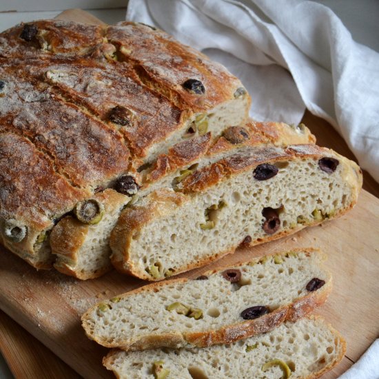 No-knead bread with green olives