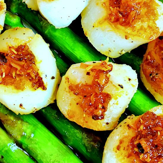 Pan-seared scallops with asparagus