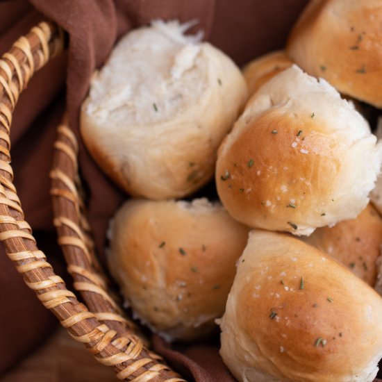 HOMEMADE AMISH WHITE DINNER ROLLS