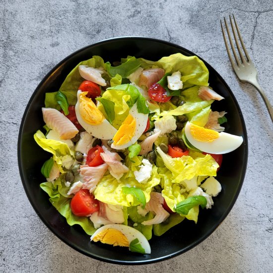 Salad with smoked trout and feta