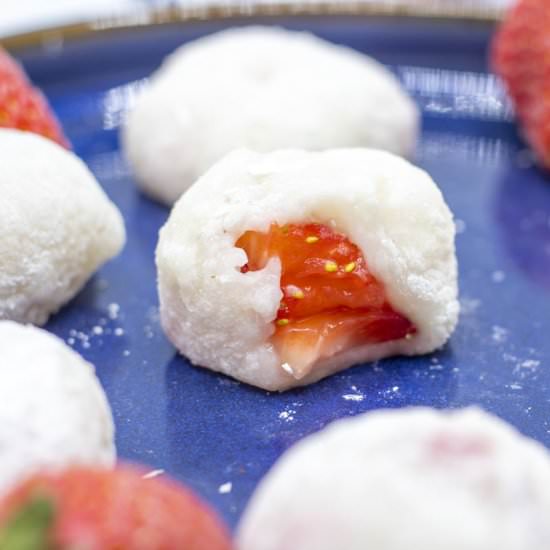 quick and easy strawberry mochi;