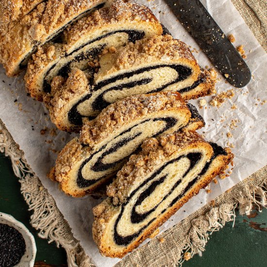 Poppy seed streusel bread