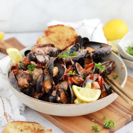 Creamy Garlic and Tomato Mussels