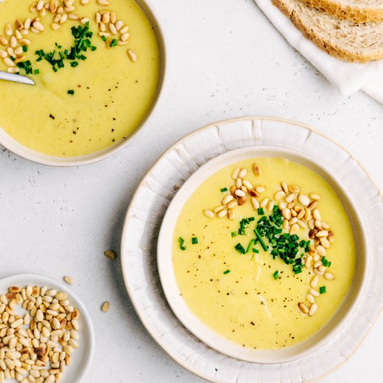 CREAMY VEGAN POTATO LEEK SOUP