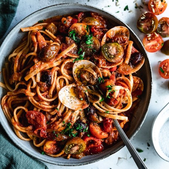 Clams and Tomatoes Linguine