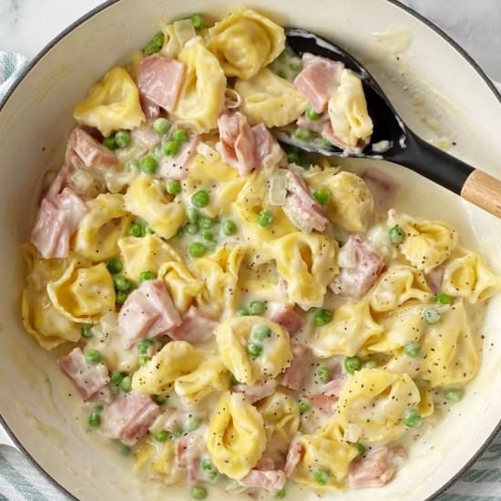 Cheesy Tortellini with Ham and Peas