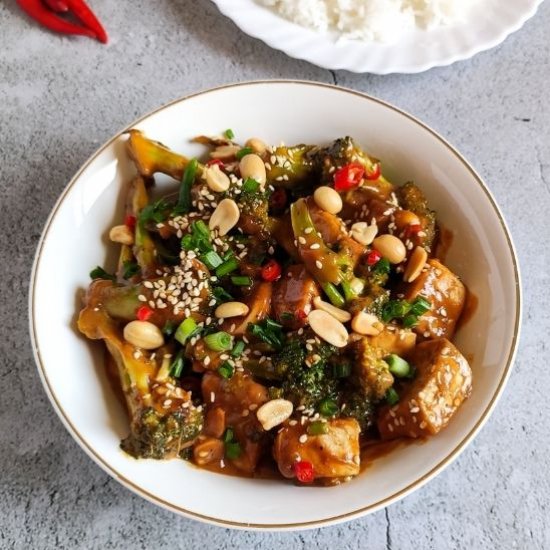 Tofu and broccoli in peanut sauce