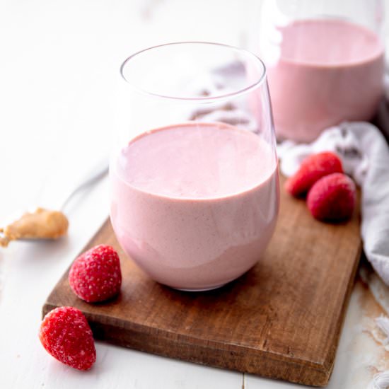 Strawberry Almond Oatmeal Smoothie