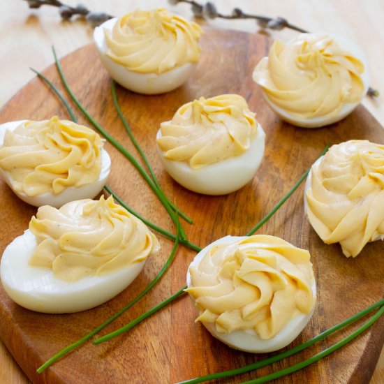 Devilled eggs with salmon