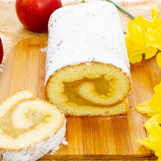 Sponge roll with apples