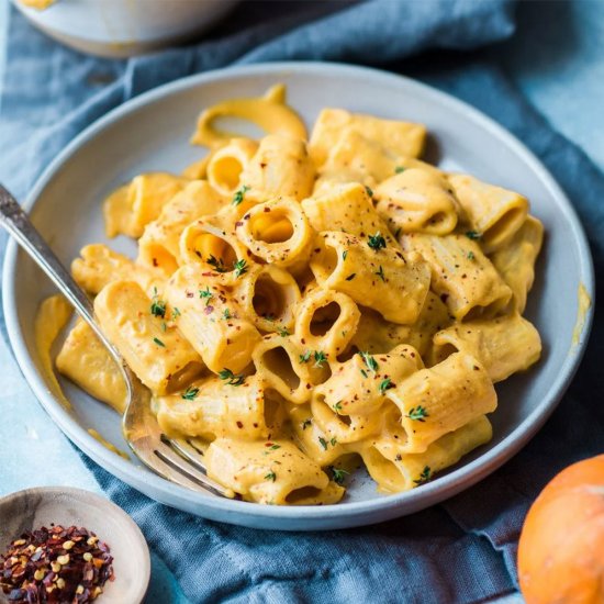 Creamy Vegan Pumpkin Mac and Cheese