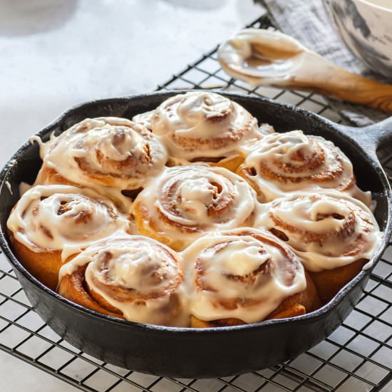 Cinnamon Roll Apple Cobbler